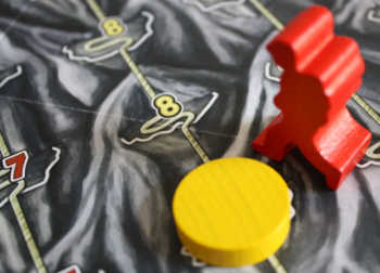 Spieler gelb errichtet ein Basislager.