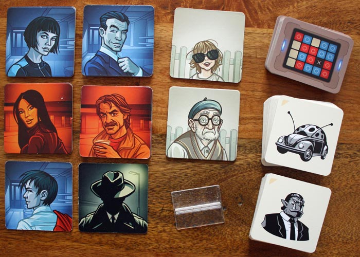 Zubehör von Codenames Pictures.
