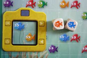 Die Spieler müssen einen blauen und einen orangen Fisch zusammen fotografieren.