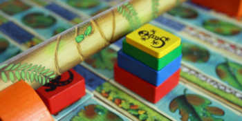1. Der Spieler möchte mit allen vier Tieren gleichzeitig unter der Brück durch.