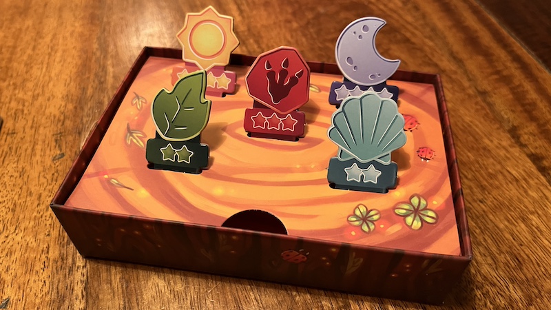 Sie Spielbox und die Trophäenmarker.