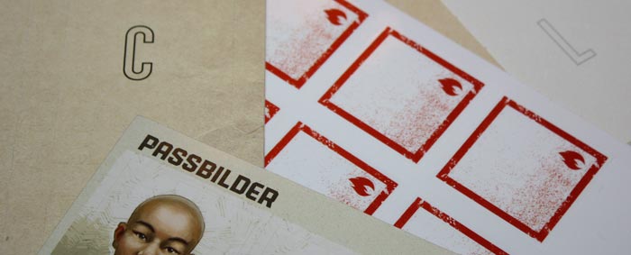 Wieder gibt es viele Stickerbögen, mit denen das Zubehör überklebt und die Spielregeln erweitert werden.