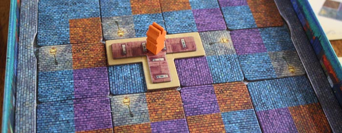 Der Spieler baut sein erstes Gebäude und markiert es mit dem Schornstein.