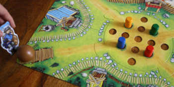 Der Spieler legt die Kugel auf die untere linke Ecke und stößt sie mit dem Kugelschubser an.