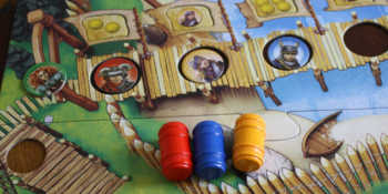 Der Spieler bewegt die Wikinger-Plättchen in beliebiger Reihenfolge auf dem Steg weiter.