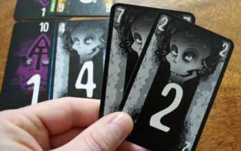 Der Rückwärtstrick mit zwei grauen Karten.