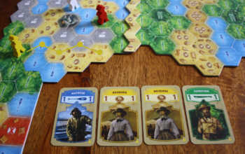 Spieler gelb zieht vier Felder weiter.
