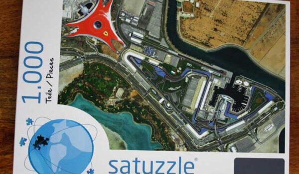 Satellitenbild-Puzzle von Yas Island.