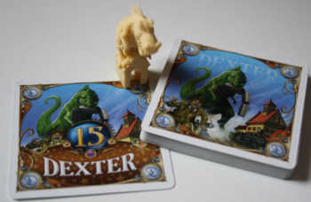 Dexter-Zubehör - die Spielfigur, Monster- und Bonuskarte.